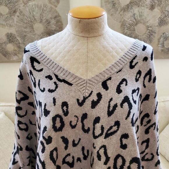 Love Token Fringe Poncho in Leopard sz Med/Large - Picture 3 of 11